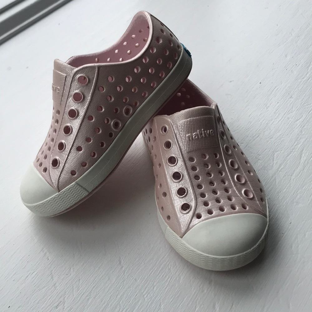 (Toddler) Native Shoes iridescent Slip-On Size 6